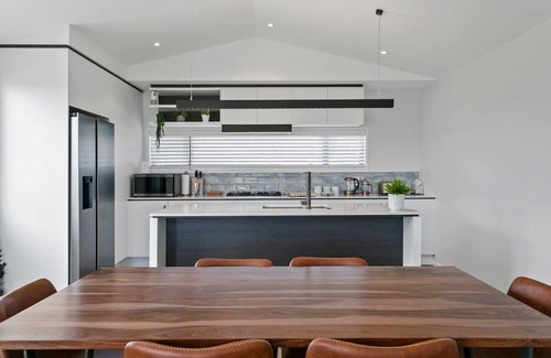 Wharewaka Casa | Holiday Pavilion in Taupo, modern new home in Wharewaka short walk to the lake