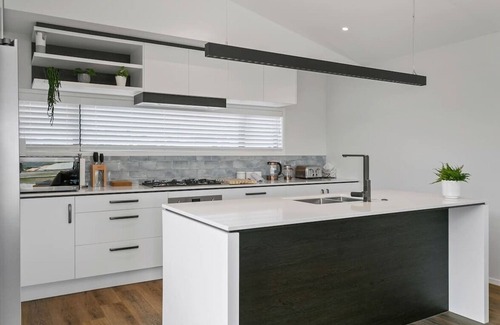 Wharewaka Casa | Holiday Pavilion in Taupo, modern new home in Wharewaka short walk to the lake
