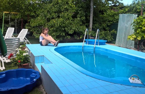 Keszthely Apartamento | Apartamento vacacional con piscina y aire acondicionado