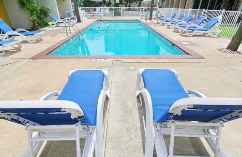 Myrtle Beach Hotel | Holiday Shores Double Queen Beds, Pool View - 103