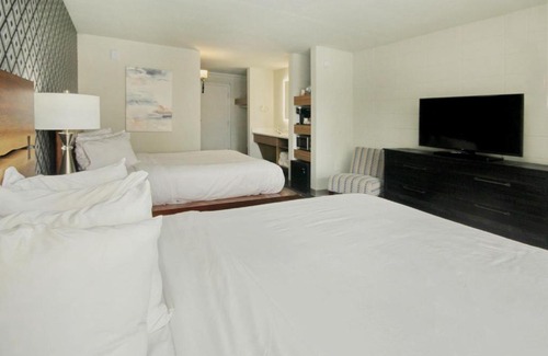 Myrtle Beach Hotel | Holiday Shores Double Queen Beds, Pool View - 103
