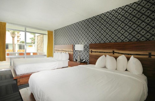 Myrtle Beach Hotel | Holiday Shores Double Queen Beds, Pool View - 103