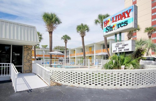 Myrtle Beach Hotel | Holiday Shores Double Queen Beds, Pool View - 207