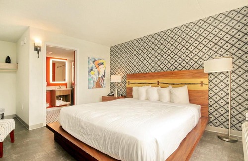 Myrtle Beach Hotel | Holiday Shores King Pool View- 109