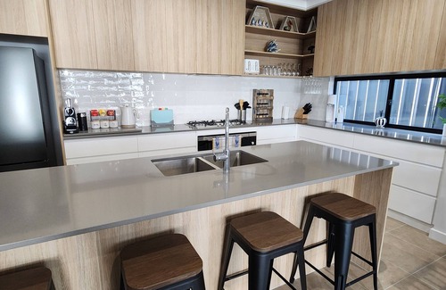 Adelaide Casa | Holiday @ the Beach + Spa Bath. King Bed Master with TV & ensuite