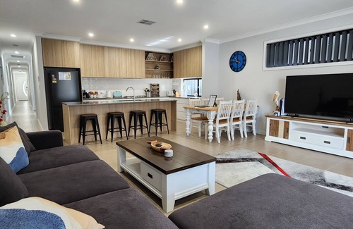 Adelaide Casa | Holiday @ the Beach + Spa Bath. King Bed Master with TV & ensuite