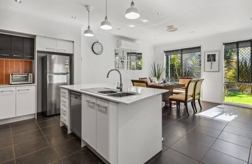 Calamvale Casa | HolidayParadise 4BR Pool/BBQ/Parking nearMall/Park