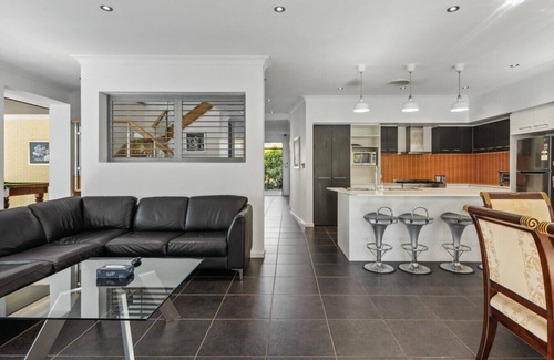 Calamvale Casa | HolidayParadise 4BR Pool/BBQ/Parking nearMall/Park