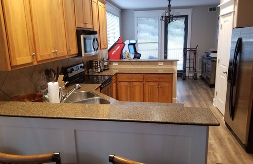 Leander Condominio | Hollows Hilltop Lake Travis Condo is minutes to Northshore Marina and Lago Vista