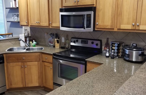 Leander Condominio | Hollows Hilltop Lake Travis Condo is minutes to Northshore Marina and Lago Vista