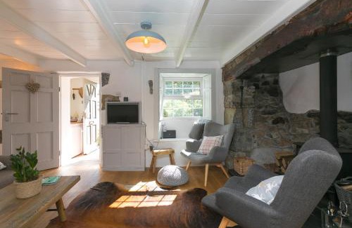 Newtown-in-St-Martin Casa | Holly Cottage