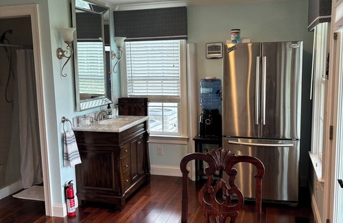 Tasley Apartamento | Holly Cove Suite has gorgeous sunsets and spectacular views of Onancock Creek.