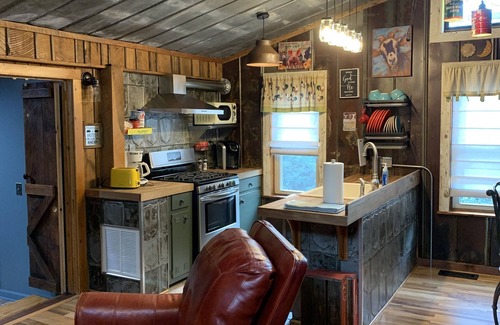 White Plains Otro | Holly Hill Farm House, Only 6 Miles from Downtown Mount Airy, NC, Sleeps 4