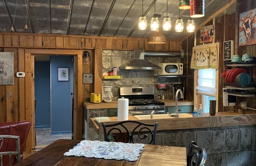 White Plains Otro | Holly Hill Farm House, Only 6 Miles from Downtown Mount Airy, NC, Sleeps 4