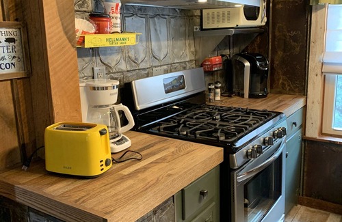White Plains Otro | Holly Hill Farm House, Only 6 Miles from Downtown Mount Airy, NC, Sleeps 4