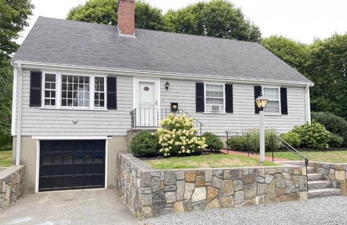 Marblehead Casa | Hollyhock House