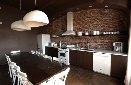Downtown Louisville Apartamento | Hollyhock Suite 501: 4 bed/2 bath with soaking tub