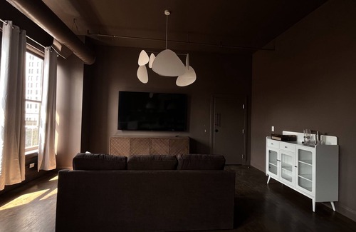 Downtown Louisville Apartamento | Hollyhock Suite 501: 4 bed/2 bath with soaking tub