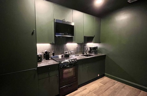 Downtown Louisville Apartamento | Hollyhock Suite 505: 2 beds/1 bath