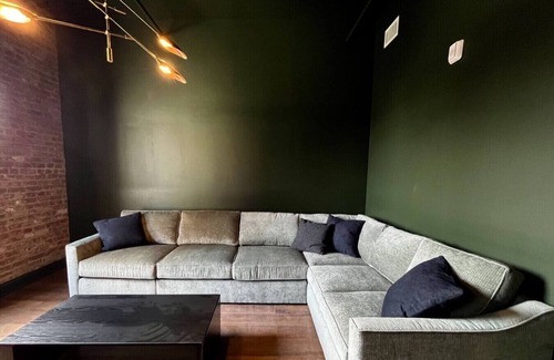 Downtown Louisville Apartamento | Hollyhock Suite 505: 2 beds/1 bath
