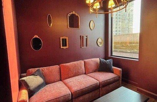 Downtown Louisville Apartamento | Hollyhock Suite 508: 2 beds/1 bath