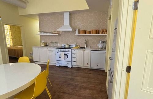 Downtown Louisville Apartamento | Hollyhock Suite 513: 5 beds/2 bath