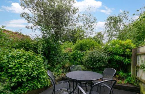 Walberswick Casa | Hollyhocks
