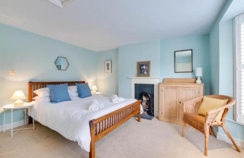 Walberswick Casa | Hollyhocks