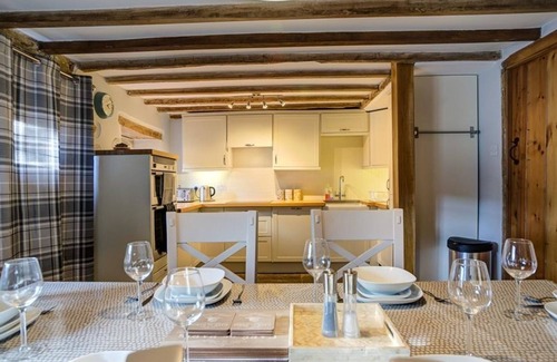 Hook Norton Cabaña | HOLLYTREE COTTAGE, pet friendly, with a garden in Hook Norton