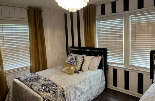 Abbeville Condominio | Hollywood Glam at the Quadruplex, Glamorous