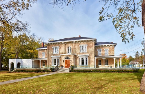 Prince Edward Villa | Hollywood glam in a stunning restored mansion! STA Licence # ST-2019-0098