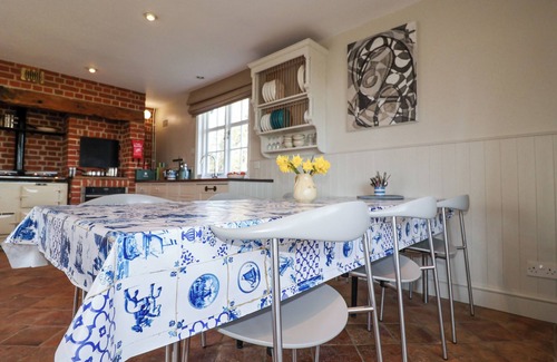 Tendring Cabaña | HOLM OAK LODGE, character holiday cottage, with open fire in Weeley
