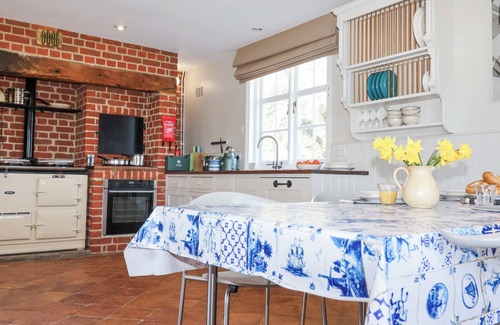 Tendring Cabaña | HOLM OAK LODGE, character holiday cottage, with open fire in Weeley