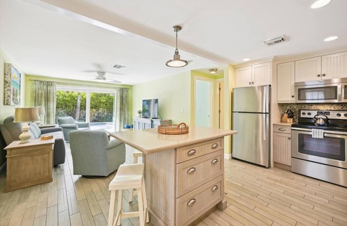 Holmes Beach Cabaña | Vida en las Islas y remodelado! A pasos de la playa, con piscina privada climatizada!