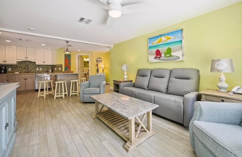 Holmes Beach Cabaña | Vida en las Islas y remodelado! A pasos de la playa, con piscina privada climatizada!