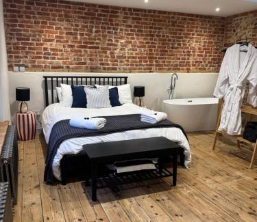Holt Casa | Holt GRDN House A beautiful 1 bedroom house with freestanding bathtub and log burners