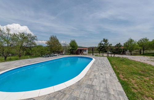 Lovinac Complejo | Holy Hills