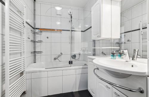 Homburg Apartamento | Homburg Apartment - Kliniknähe - 3-Bedroom - Self Check-in - Parkplatz - WiFi