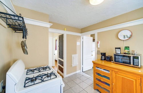 Lakewood Cabaña | Home 2 Mi to Lakewood Park & Solstice Steps!