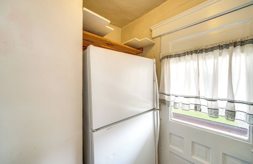 Lakewood Cabaña | Home 2 Mi to Lakewood Park & Solstice Steps!