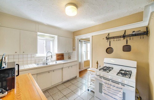 Lakewood Cabaña | Home 2 Mi to Lakewood Park & Solstice Steps!