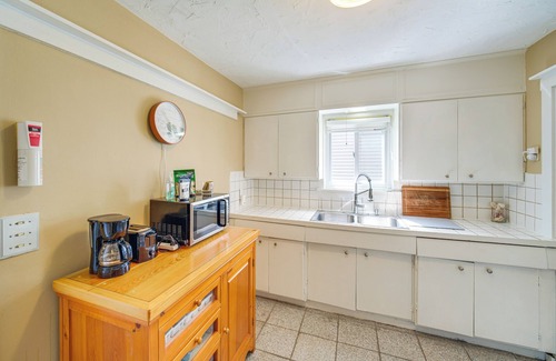 Lakewood Cabaña | Home 2 Mi to Lakewood Park & Solstice Steps!