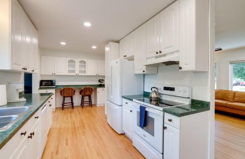 Golden Valley Casa | Home 8 Mi to Dtwn Minneapolis! Pet-Friendly Yard
