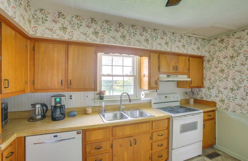 Cross Plains Casa | Home 9 Mi to Dtwn Springfield w/Porch & Yard!