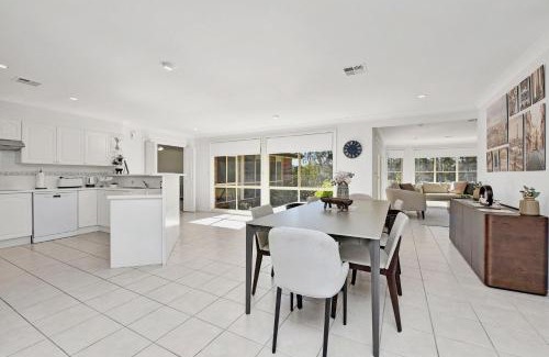 Lovedale Casa | Home Among the Gum Trees - Lovedale. Central to wineries and wedding venues