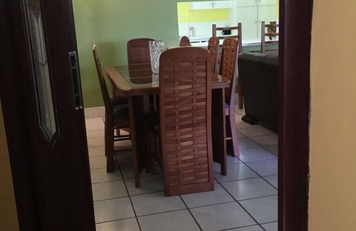 Maraval Casa | Un hogar lejos del hogar ... ¡con destellos de vacaciones!