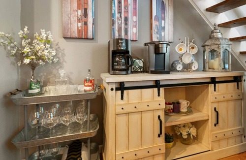 Washington Virginia Vale Condominio | Home Away From Home - 2 Bedroom Condo w/ Fireplace