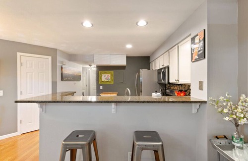 Washington Virginia Vale Condominio | Home Away From Home - 2 Bedroom Condo w/ Fireplace