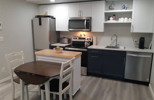 Whitehorse Condominio | Home away from Home. Recent secure building. Completely equipped kitchen.