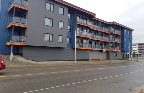 Whitehorse Condominio | Home away from Home. Recent secure building. Completely equipped kitchen.